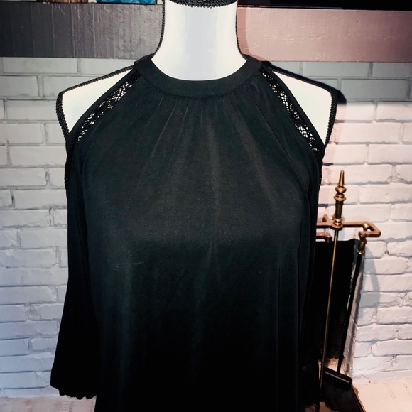 Tops - NWT Cold Shoulder Top❄️